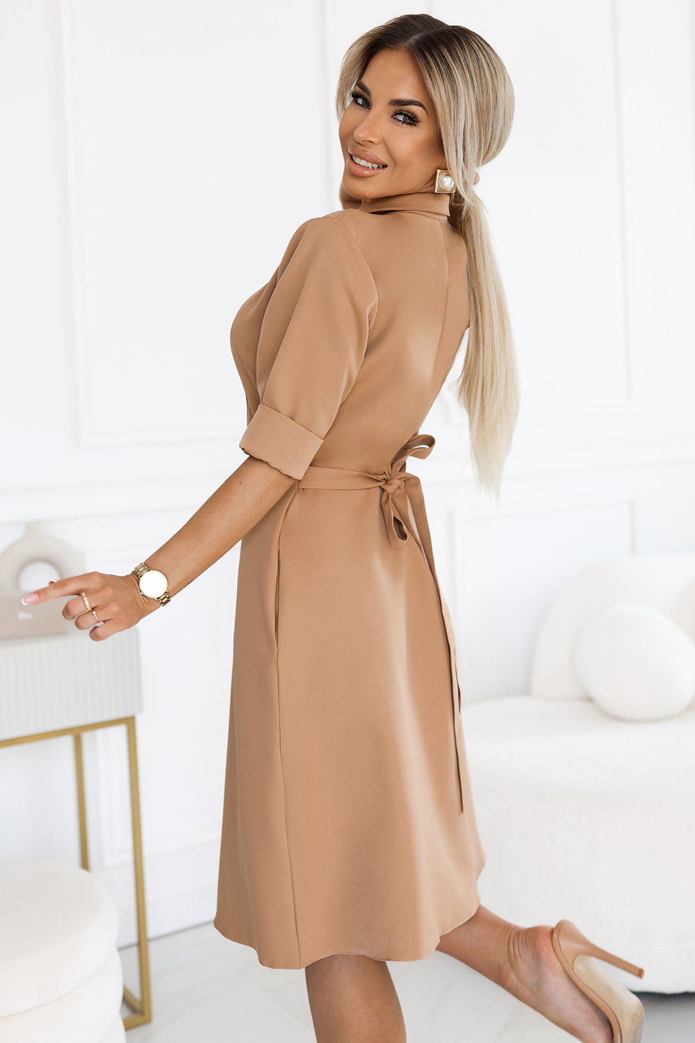 286-8 SANDY Koszulowa rozkloszowana sukienka z paskiem - MOCHA MOUSSE - obrazek 3