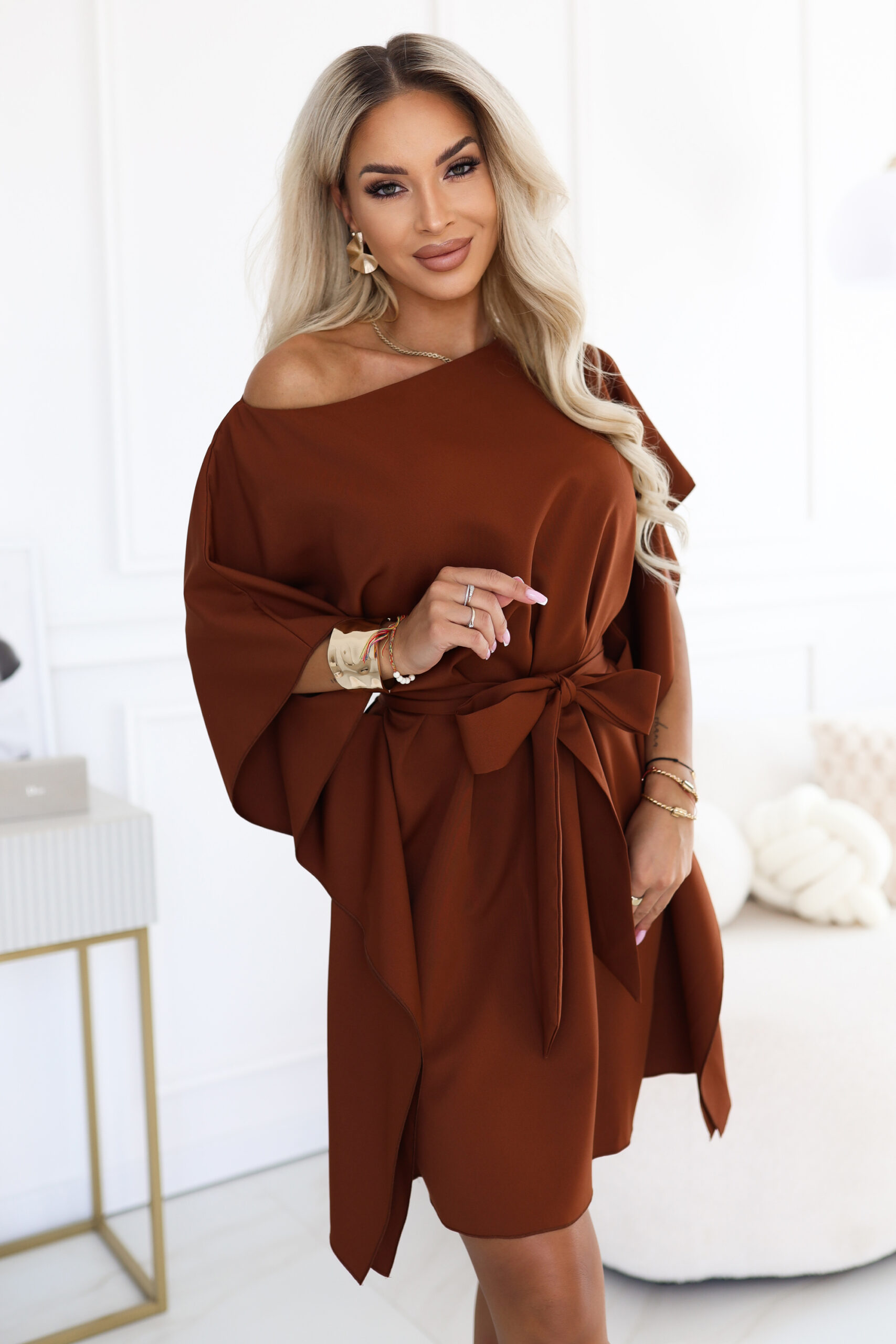 287-45 SOFIA Kobieca sukienka typu motyl z wiązaniem w pasie - cynamonowy brąz - obrazek 2