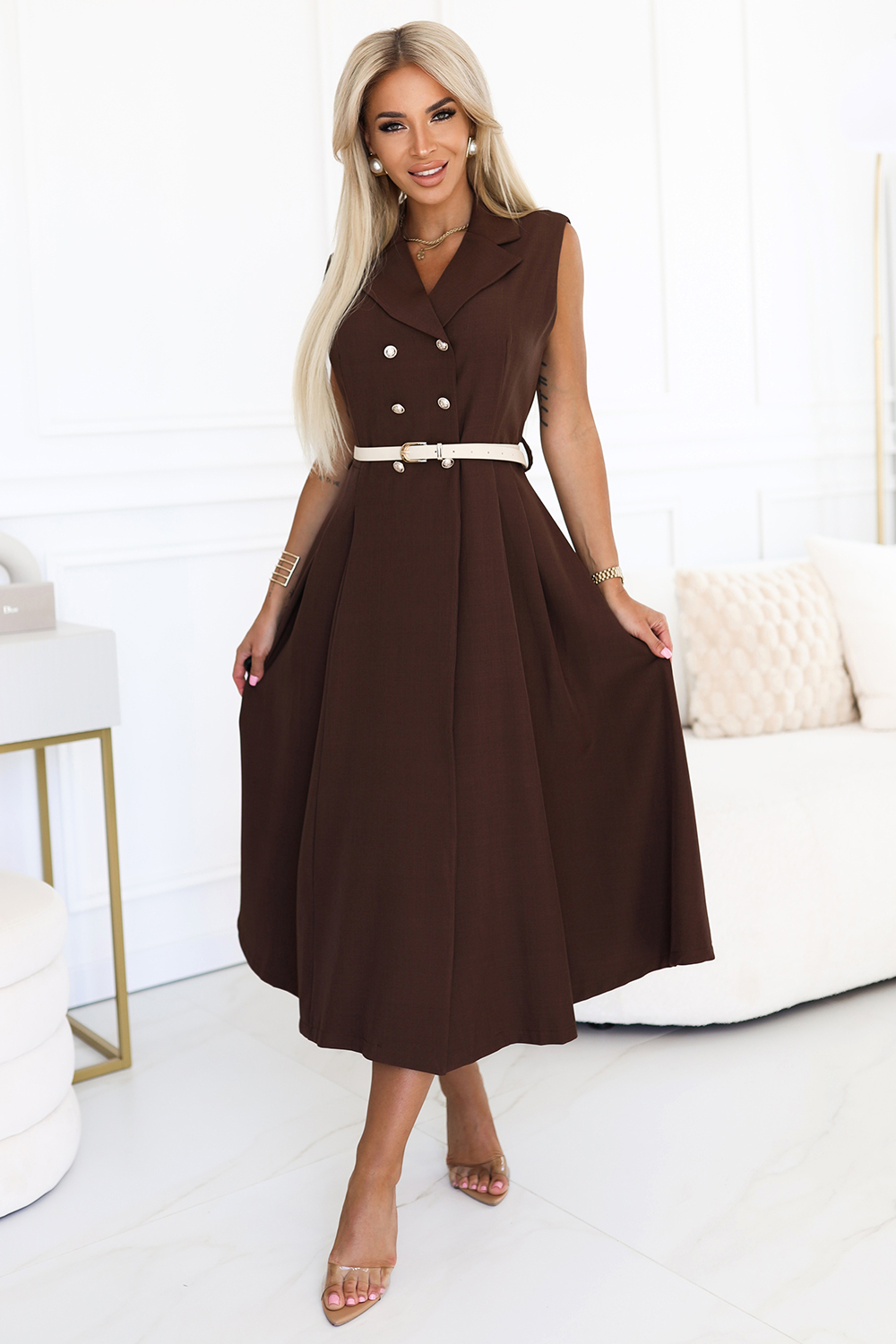 596-4 Elegancka szmizjerka midi ze złotymi guzikami i paskiem - CZEKOLADOWA