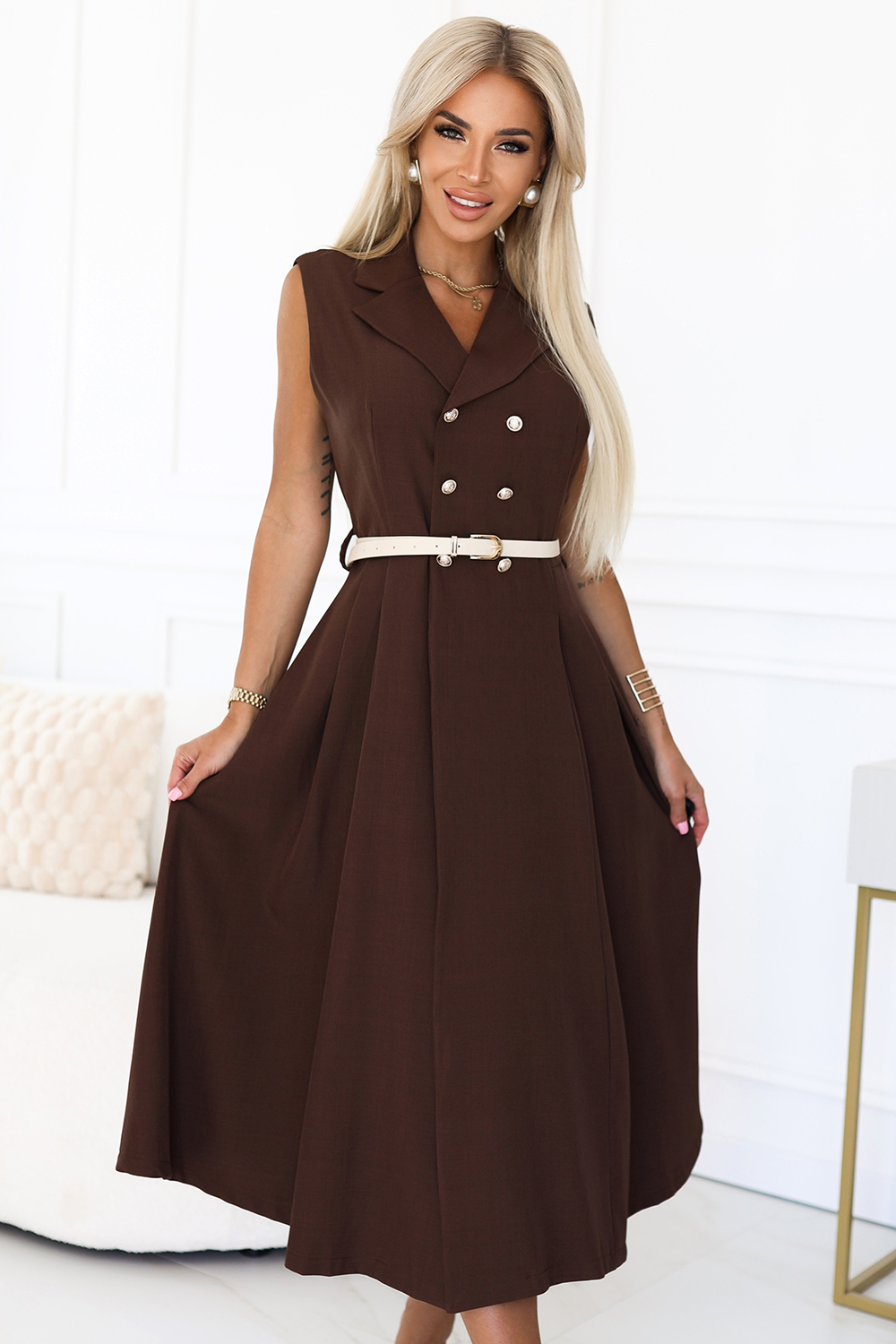 596-4 Elegancka szmizjerka midi ze złotymi guzikami i paskiem - CZEKOLADOWA - obrazek 4