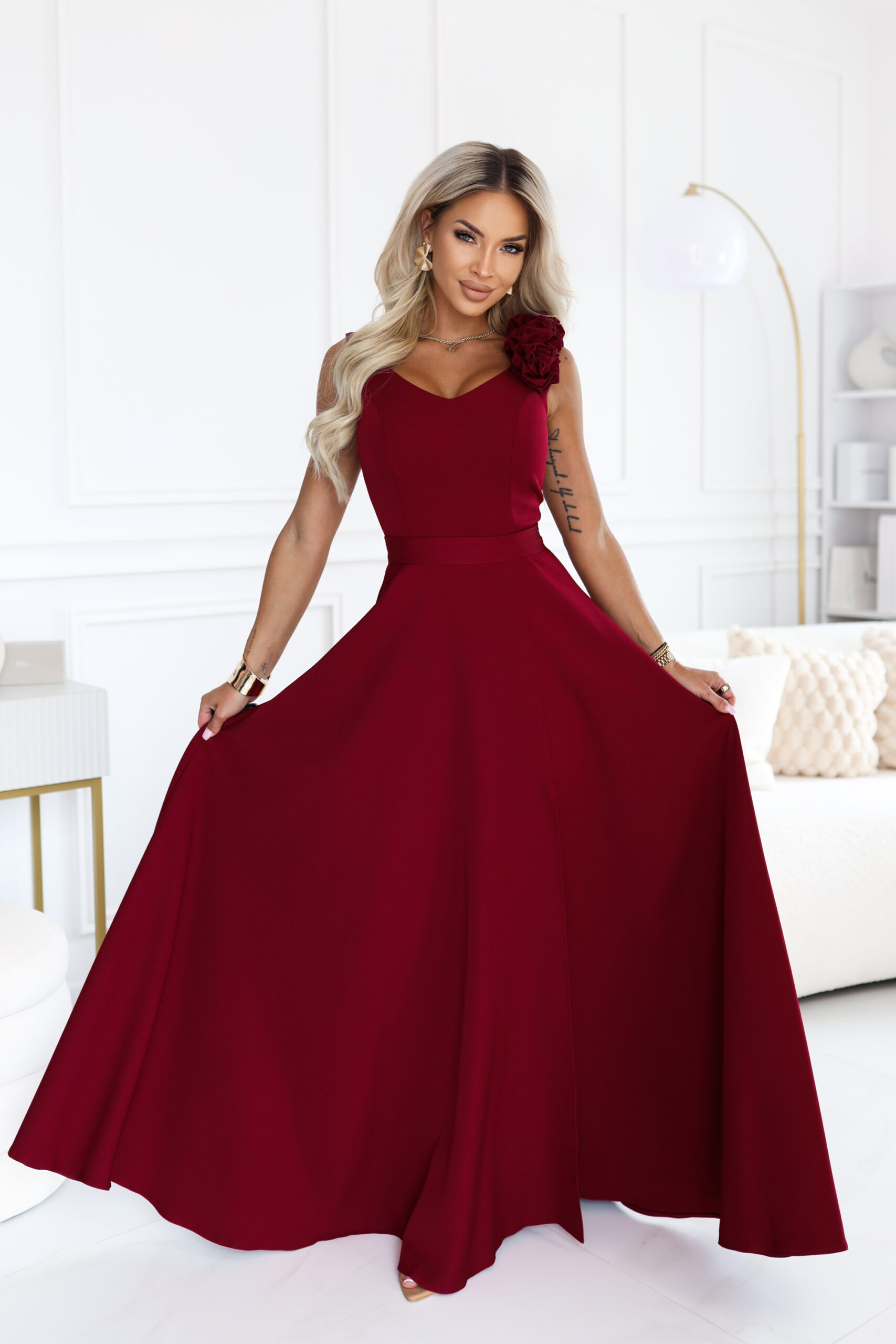 643-9 Elegancka wieczorowa suknia maxi z rozcięciem i różami - bordowa - obrazek 4