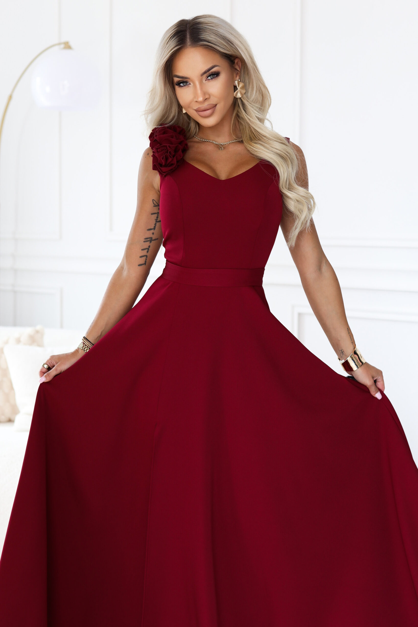 643-9 Elegancka wieczorowa suknia maxi z rozcięciem i różami - bordowa - obrazek 7