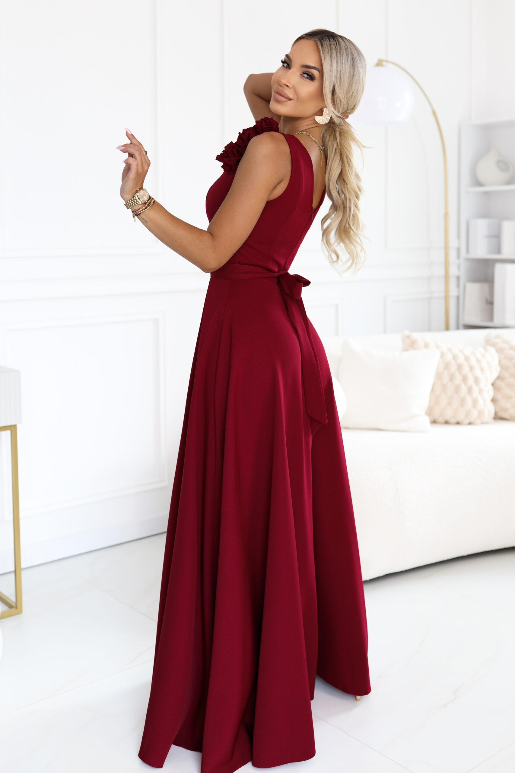 643-9 Elegancka wieczorowa suknia maxi z rozcięciem i różami - bordowa - obrazek 3