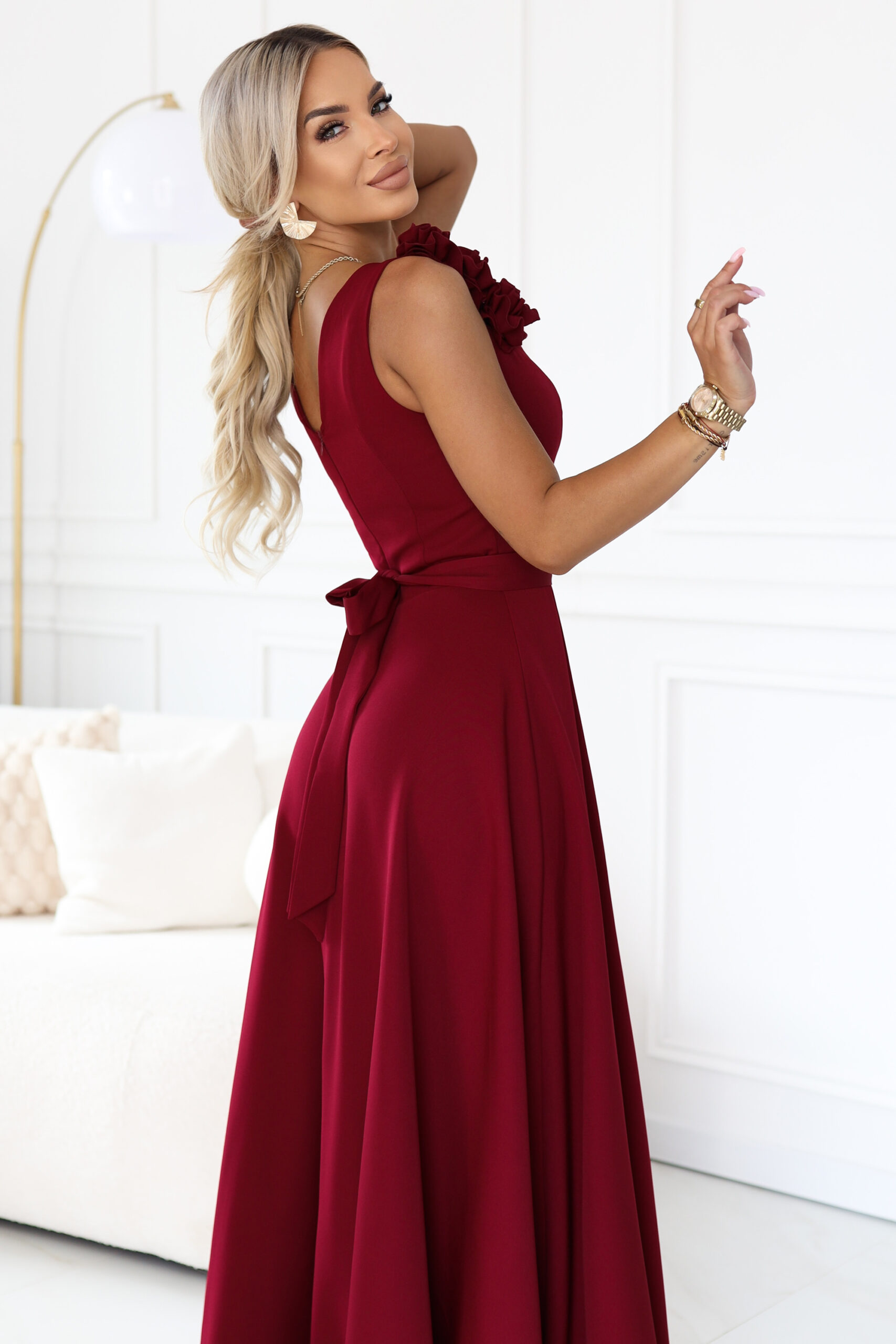 643-9 Elegancka wieczorowa suknia maxi z rozcięciem i różami - bordowa - obrazek 5