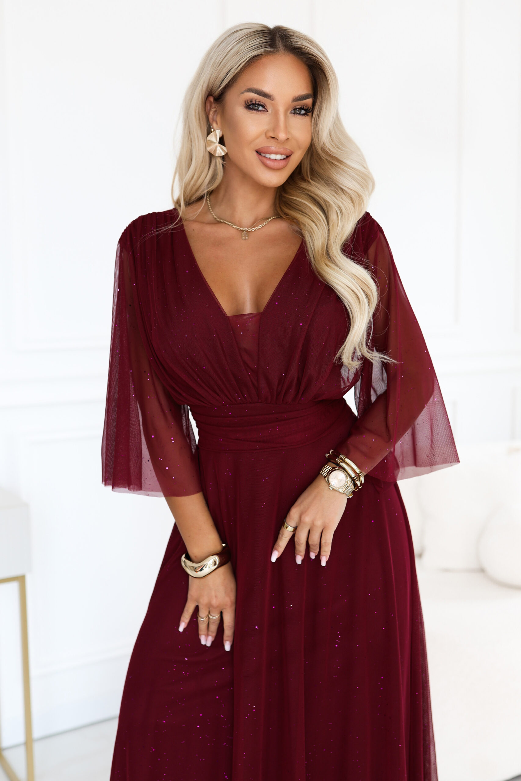654-6 Długa połyskująca sukienka plus size z dekoltem i transparentnym rękawkiem - bordowa - obrazek 2