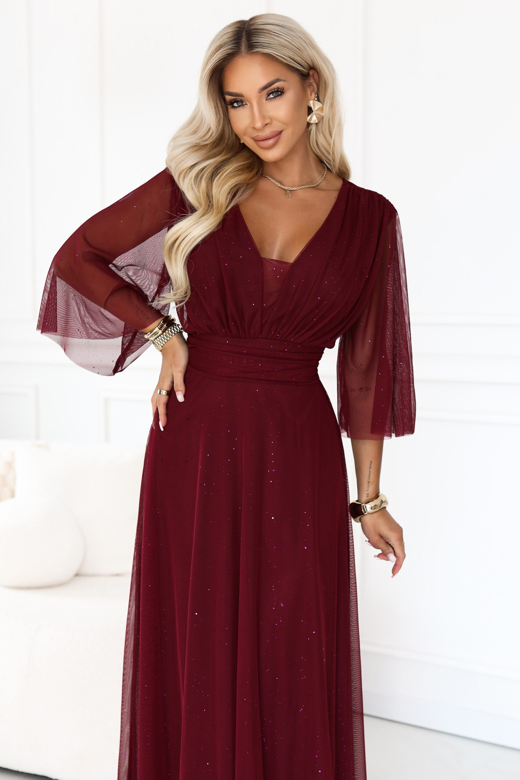 654-6 Długa połyskująca sukienka plus size z dekoltem i transparentnym rękawkiem - bordowa - obrazek 5