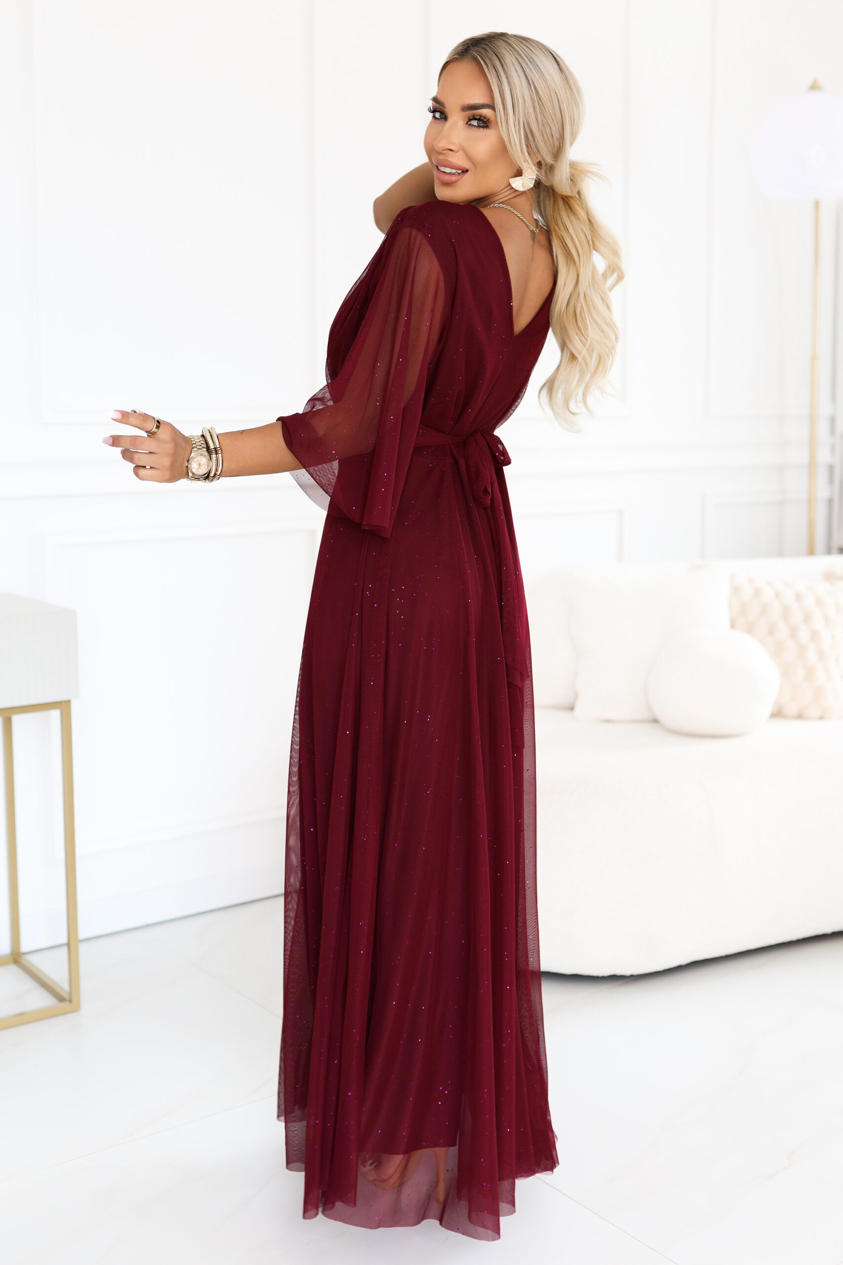 654-6 Długa połyskująca sukienka plus size z dekoltem i transparentnym rękawkiem - bordowa - obrazek 3