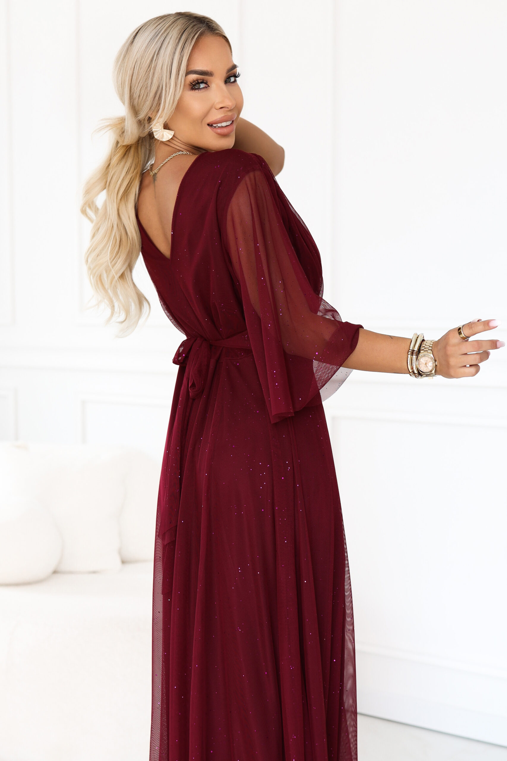 654-6 Długa połyskująca sukienka plus size z dekoltem i transparentnym rękawkiem - bordowa - obrazek 4