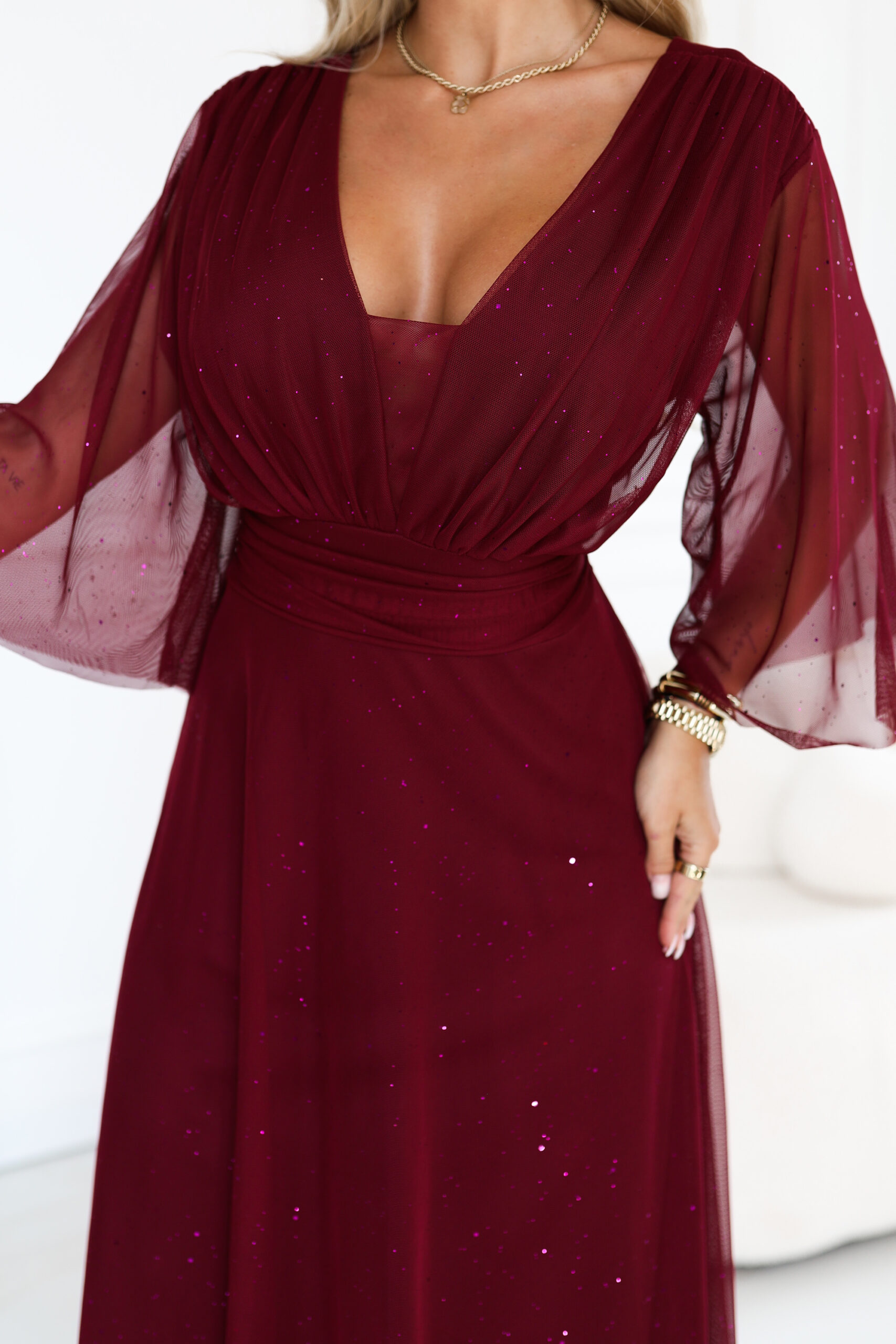 654-6 Długa połyskująca sukienka plus size z dekoltem i transparentnym rękawkiem - bordowa - obrazek 7