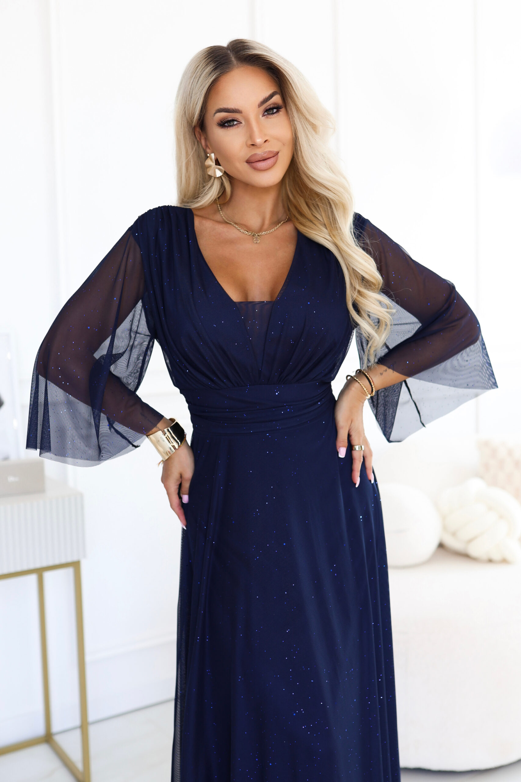 654-7 Długa połyskująca sukienka plus size z dekoltem i transparentnym rękawkiem - granatowa - obrazek 5