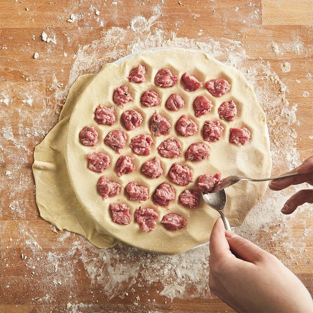 Pierożnica do Uszek Mini Pierogów 24 cm VILDE z Formą na 37 sztuk - obrazek 4