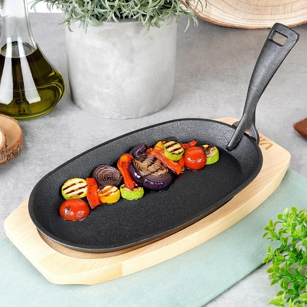 Żeliwna Patelnia do Smażenia Pieczenia z Deską do Serwowania VILDE 24x14 cm - obrazek 2